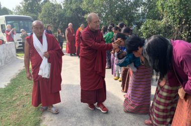Receiving blessing from Rinpochoe